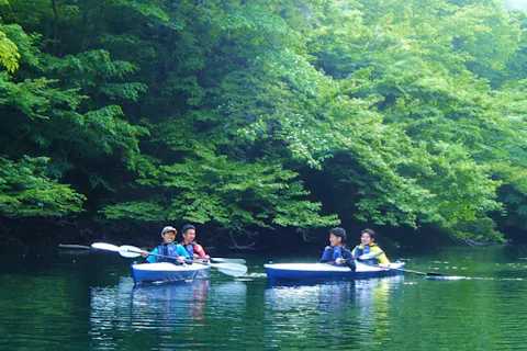 魅惑の四万ブルー☆ 四万湖 カヌー カヤック 体験　◎4才〜初めてOK！こども、ファミリー、カップルさんに　☆アウトドア 外遊び 自然体験 レジャー【四万 吾妻／群馬 関東】