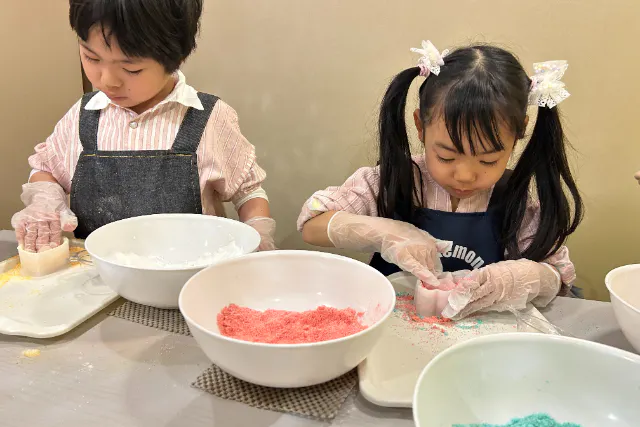 お子様2人（5歳からok)＋見学者2人まで】五感で楽しむバスボム作り★貸切個室で写真撮影も自由！