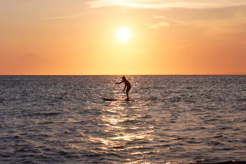 【夏季限定｜エモい絶景】サンセットSUP体験｜初心者大歓迎｜写真付き