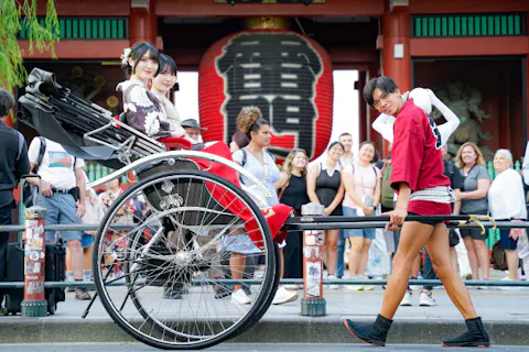 【チェキ付:30分】新車で幅広の人力車ファーストクラスの旅！ゆったり浅草人力車満喫セットプラン