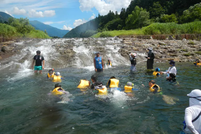 初めての川遊び！家族で楽しむ小さな冒険