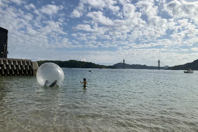 【愛媛・ゆめしま海道】アクアボール体験♪水上を走って跳ねて大はしゃぎ！時間内であれば何度でも体験可！ファミリーに大人気★