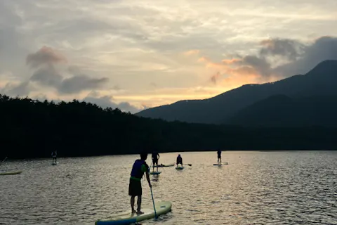 湖サンセットで楽しむ♪【山梨県・富士河口湖町】秘境の西湖周遊！！ サンセット『赤富士プラン』夕焼けに染まる西湖をクルージング