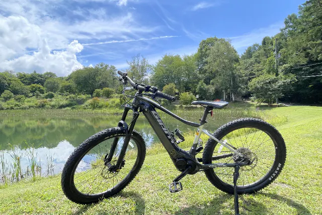 【長野・八ヶ岳の麓　原村・レンタサイクル】レンタルE-BIKEで高原を走り抜けよう！＜４時間利用＞