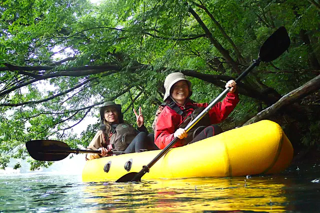 【四万湖・パックラフト】神秘のシマブルー！湖上散歩で非日常体験