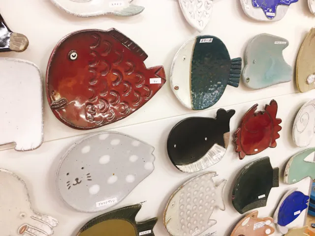 東大阪ちちんぷい陶芸教室の口コミ ｜工房の各所に可愛い作品が展示し