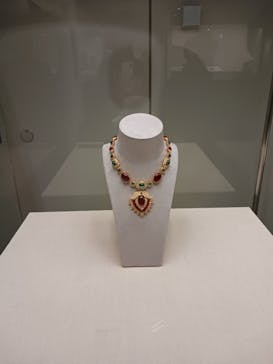 特別展　コスチュームジュエリー 美の変革者たち　シャネル、ディオール、スキャパレッリ　小瀧千佐子コレクションよりに投稿された画像（2024/3/30）
