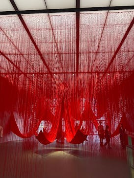 塩田千春　つながる私（アイ）　@大阪中之島美術館に投稿された画像（2024/10/16）