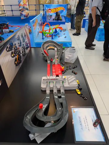 ホットウィールワールド　入場特典２台セット Hot Wheels Worldの口コミ ｜入場特典の金色ホットウィールと