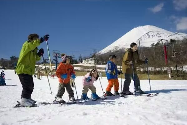 クーポン適用で最大26%割引】富士山2合目のスキー場 スノータウン 