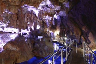 100円割引】飛騨大鍾乳洞＆大橋コレクション館 入場クーポン｜アソビュー！