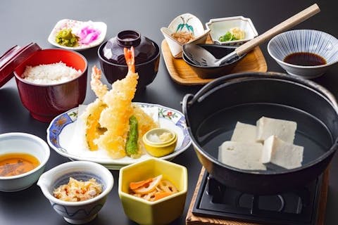 【最大14％割引】箱根で感じる極上の温泉体験！絶景日帰り温泉 龍宮殿本館（ランチ付き）