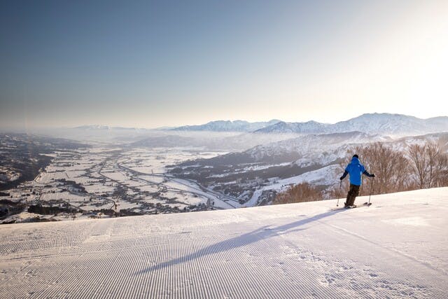 アソビュー【石打丸山スキー場2名分2800円分ランチ券付き