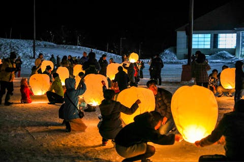 雪国の夜空に舞うランタン打ち上げ体験1個＆温泉入浴券2枚付き
