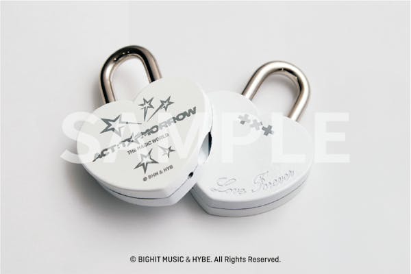 TOMORROW X TOGETHER 2025 SEASON'S GREETINGS【グッズ】 | TOMORROW X TOGETHER |  UNIVERSAL MUSIC STORE ANNEX TOMORROW X TOGETHER ハートロック ホワイト 白 ノベルティ