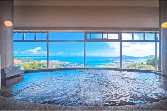 最安値！【最大27％割引】沖縄の青空と海を眺む「天然温泉さしきの　猿人の湯」入浴＋タオルセット