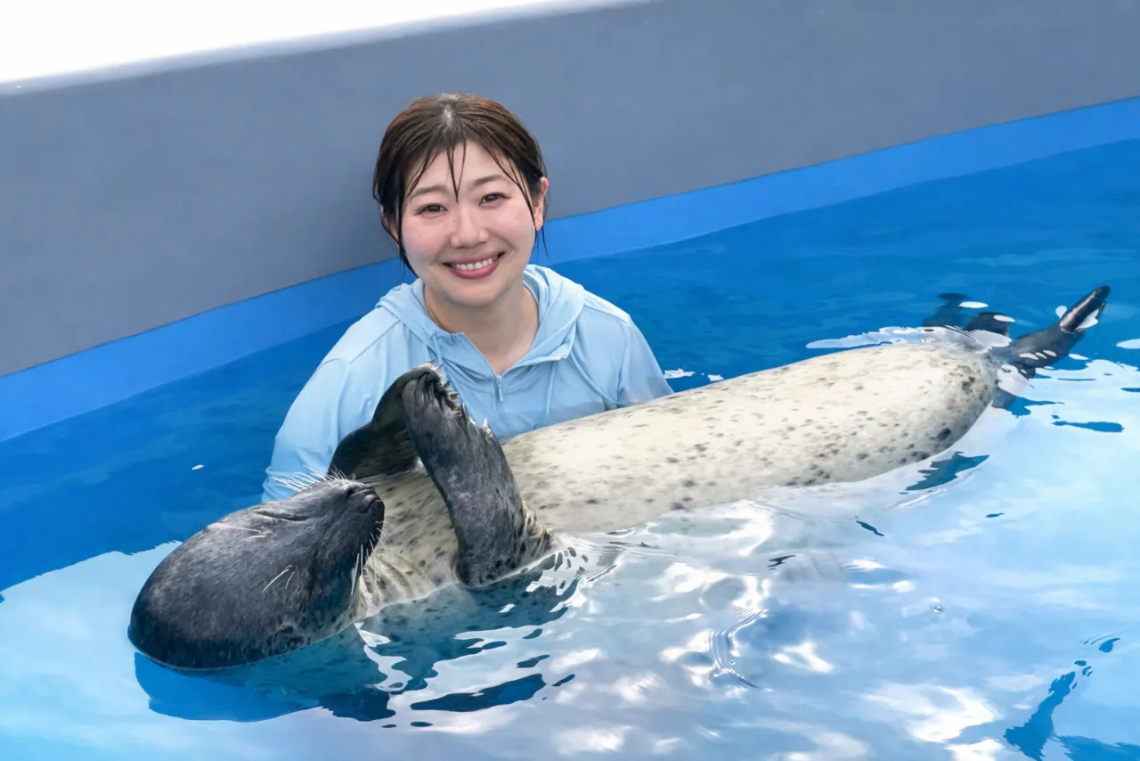 事前WEB予約制】プールの中でアザラシを抱っこ※入園料込み - 南知多