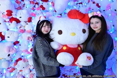 300円割引グルメチケット付きHELLO KITTY SMILE入場券【12時半～18時半利用可能】｜アソビュー！