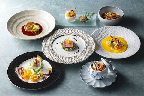 【ヒルトン東京/王朝】乾杯ドリンク付き！繊細な技が彩る、旬香ゆたかな贅沢コース「水晶」