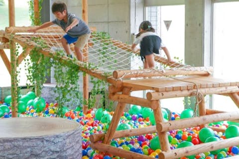 室内に森の中のようなプレイエリアが出現！黒姫の森プレイランド～naka～1DAYチケット