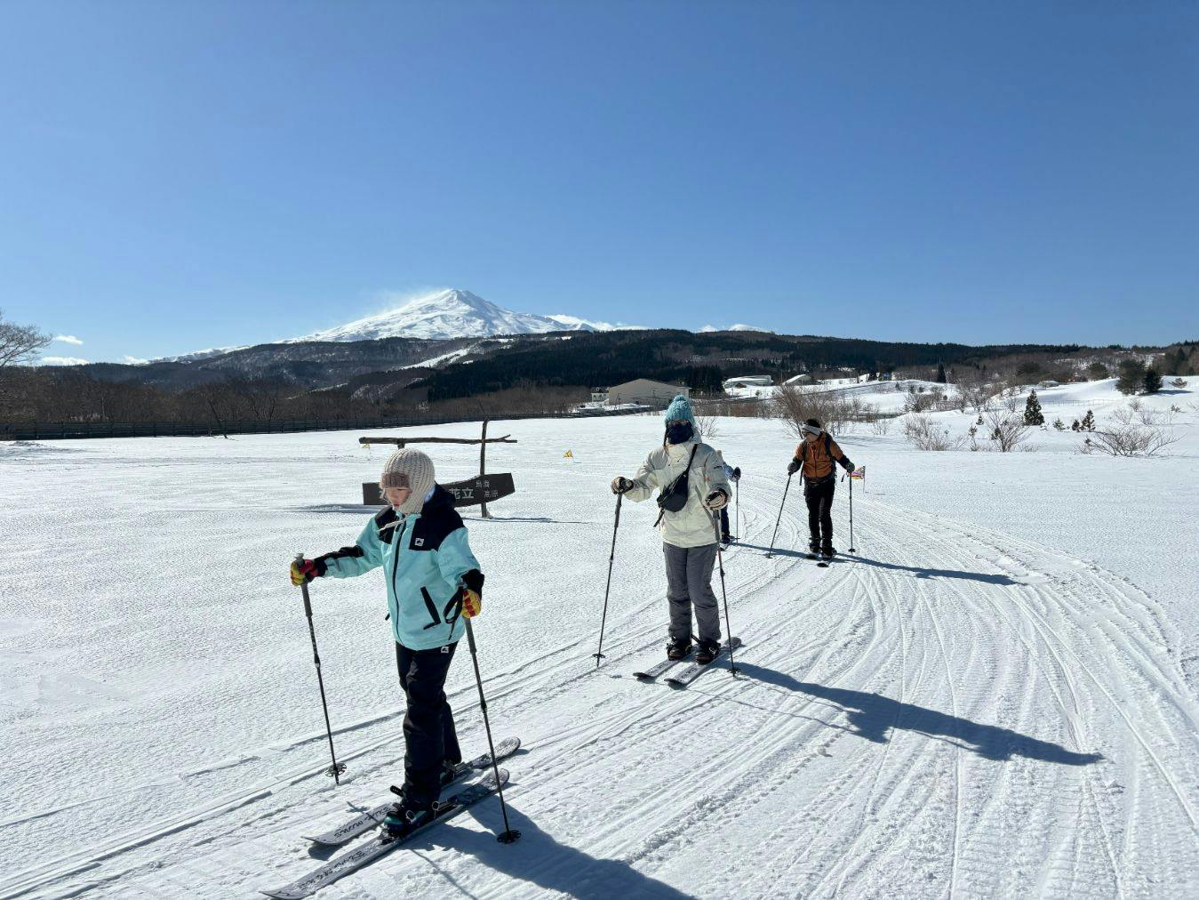 【土日祝・年末年始／秋田冬アソビ割】由利高原鉄道株式会社　冬の鳥海高原を歩くスキーで行くスノーハイク体験
