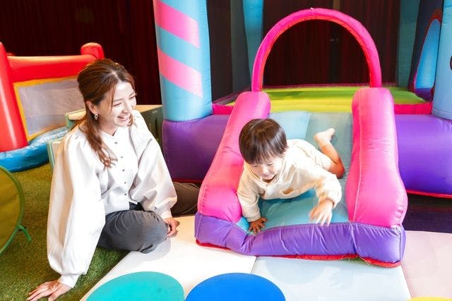 【3時間・最安値・要予約】家族で遊べる室内キッズパーク！ソフトドリンク飲み放題、ポップコーン食べ放題