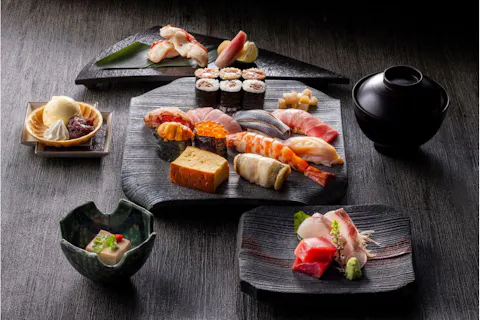 【ヒルトン東京/十二颯】お造りや焼き物も付いた、寿司十種からなる豪華ディナー寿司コース「菫」