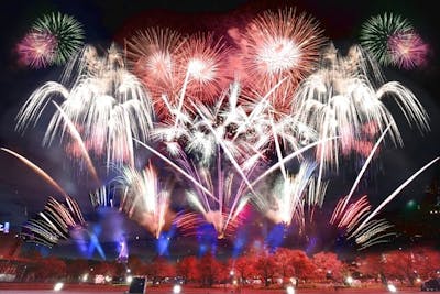 万博花火プロジェクト 猛暑を乗り越えたら、涼しい秋風に包まれて至福の花火を。【万博夜空が