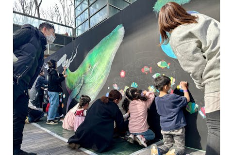 【巨大チョークアート】絵本の世界を描く参加型巨大チョークアート＠ららぽーと安城