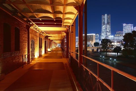 【2人カウンター席】8/4限定！横浜赤レンガ倉庫2号館２階バルコニーで花火大会を楽しめる観覧席