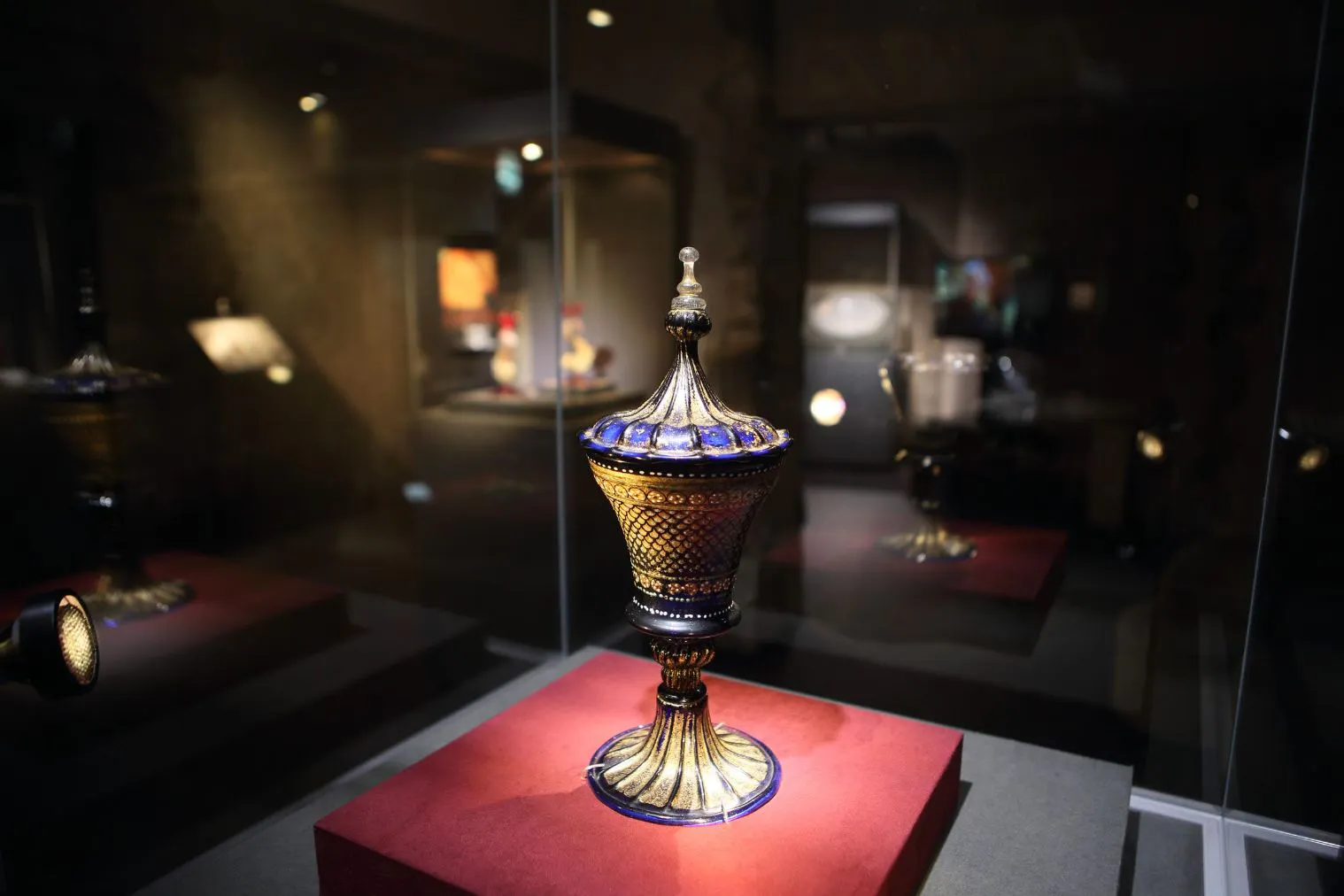 箱根ガラスの森美術館の装飾を施したガラス器の展示