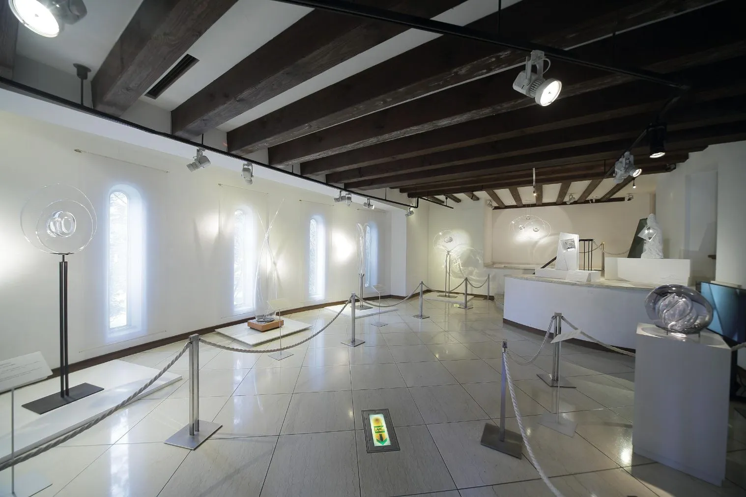 箱根ガラスの森美術館のガラス作品を並べた展示室