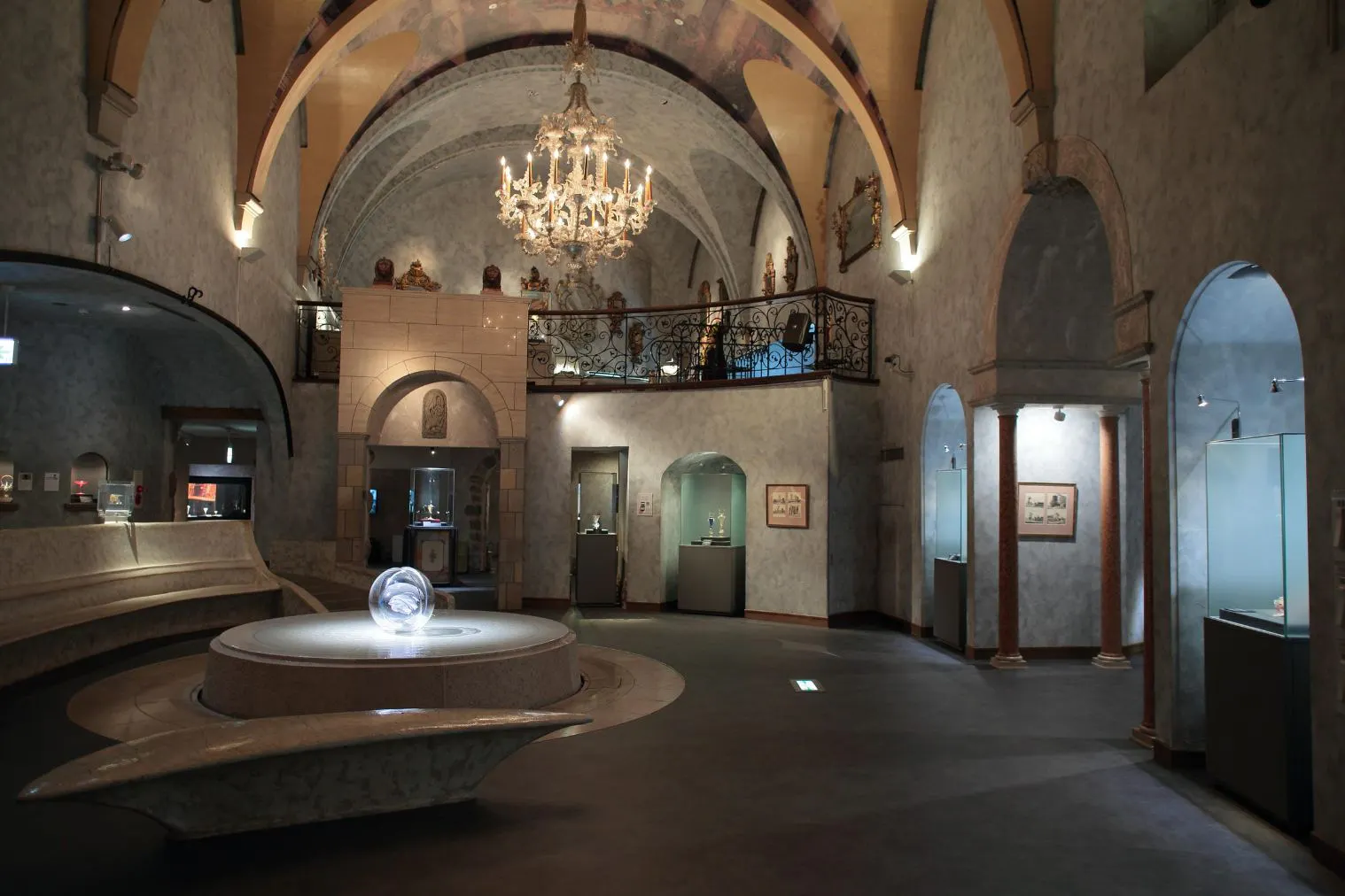 箱根ガラスの森美術館のシャンデリアが輝く展示室