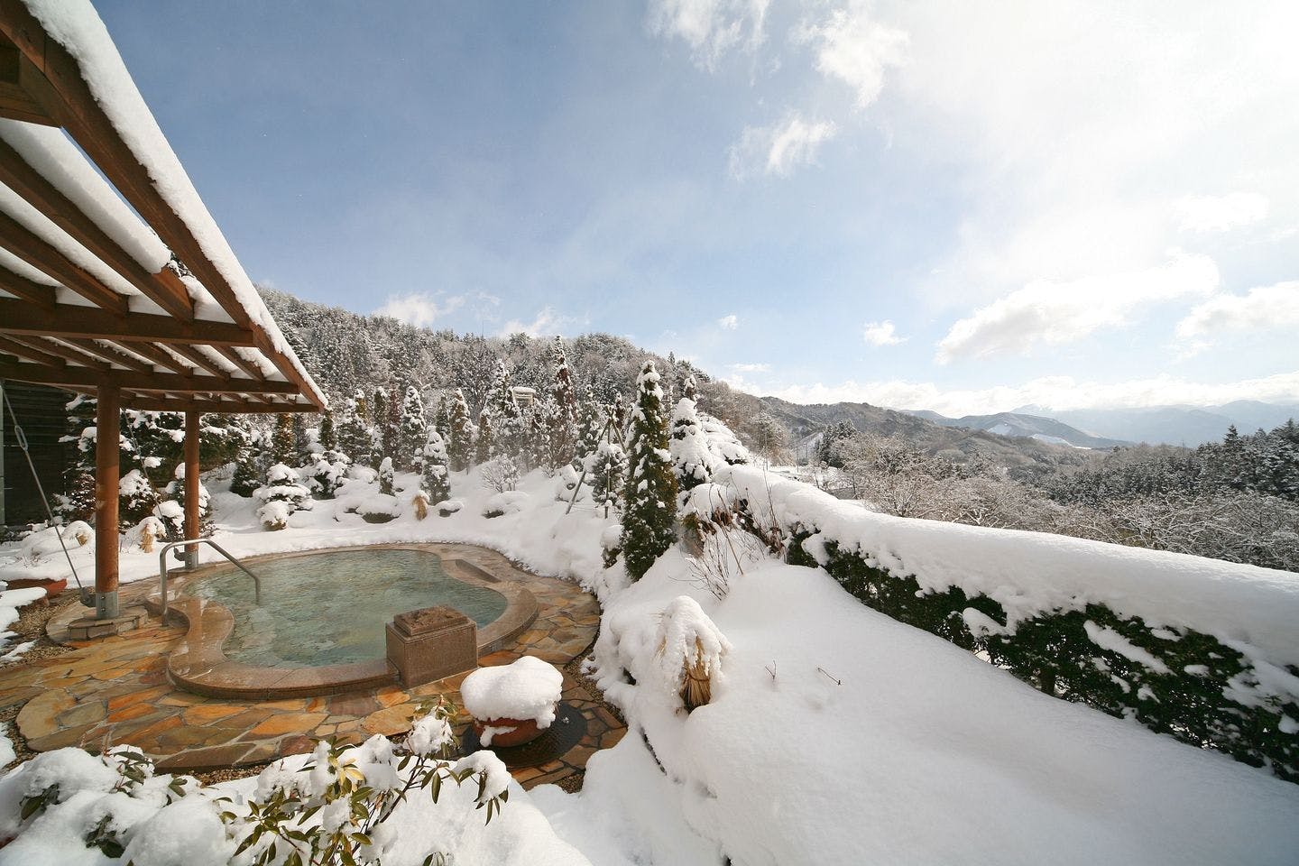 【平日限定・最大10％OFF！】花の駅 片品・花咲の湯 入館チケット｜スキー・スノボ帰りにゆったりリラックス！