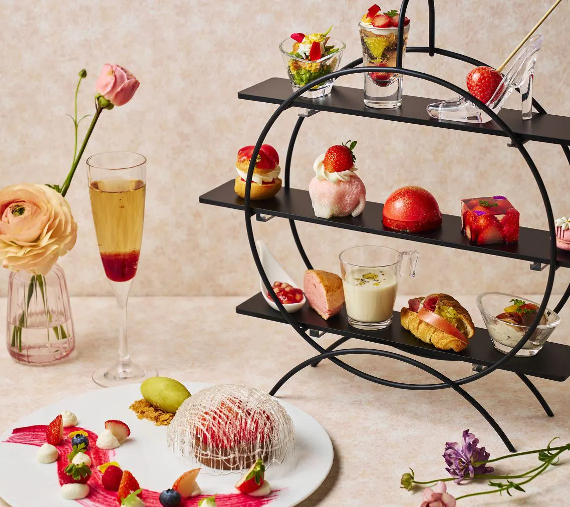 【アートホテル大阪ベイタワー】＜スパークリングワイングラス付き＞アフタヌーンティー「春苺 ～Spring Dome～」