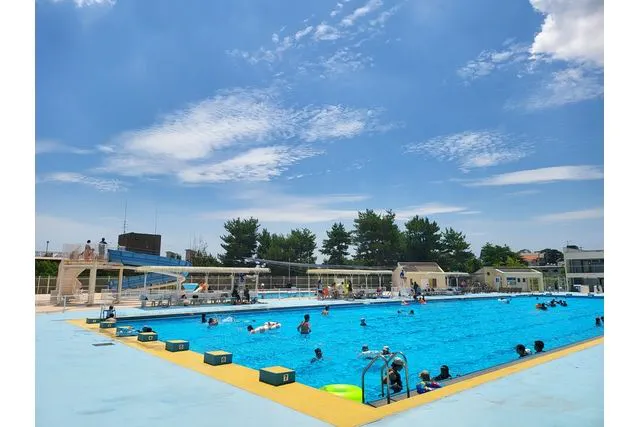 【当日券】朝日ケ丘公園水泳プール（芦屋）｜ウォータースライダー含む3つのプールで遊べる