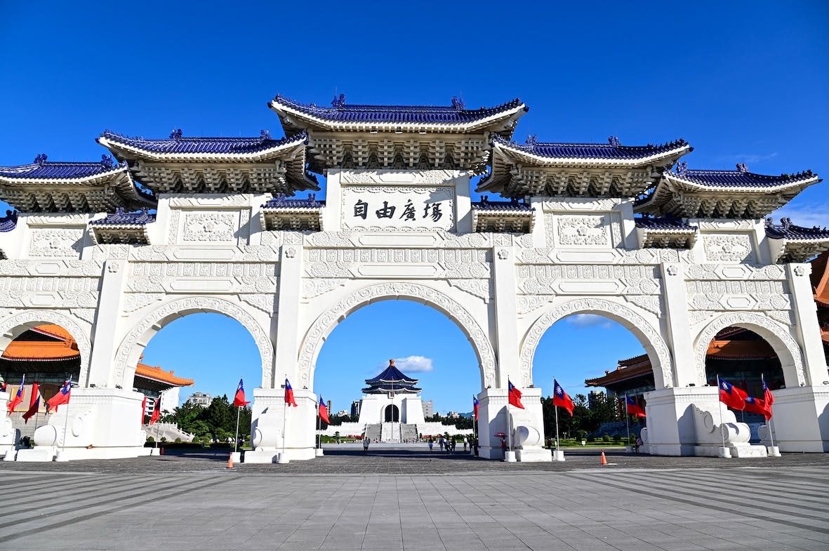 自由広場が写っている門