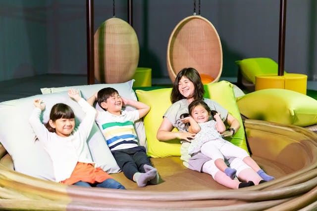 保護者にはYogiboが置かれた極上の休憩スペース