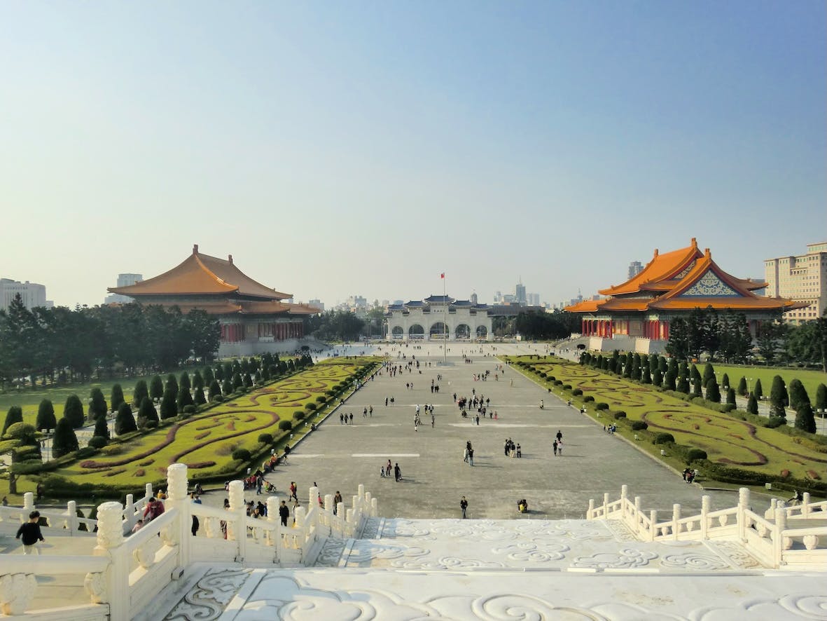 中正紀念堂の89段の階段上から見える庭園