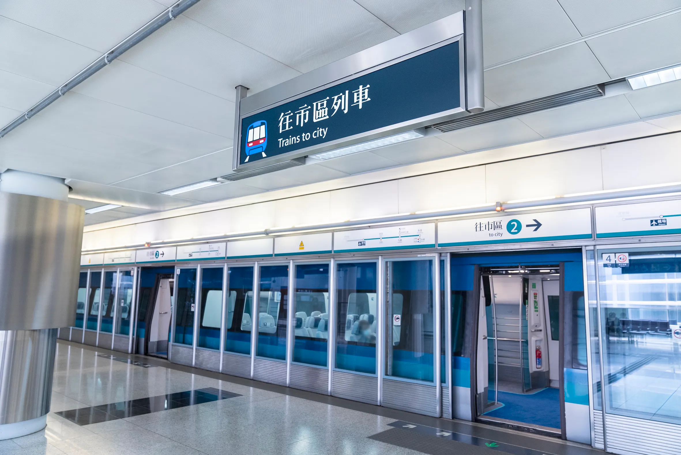 香港国際空港のエアポートエクスプレスの市内行きのホーム