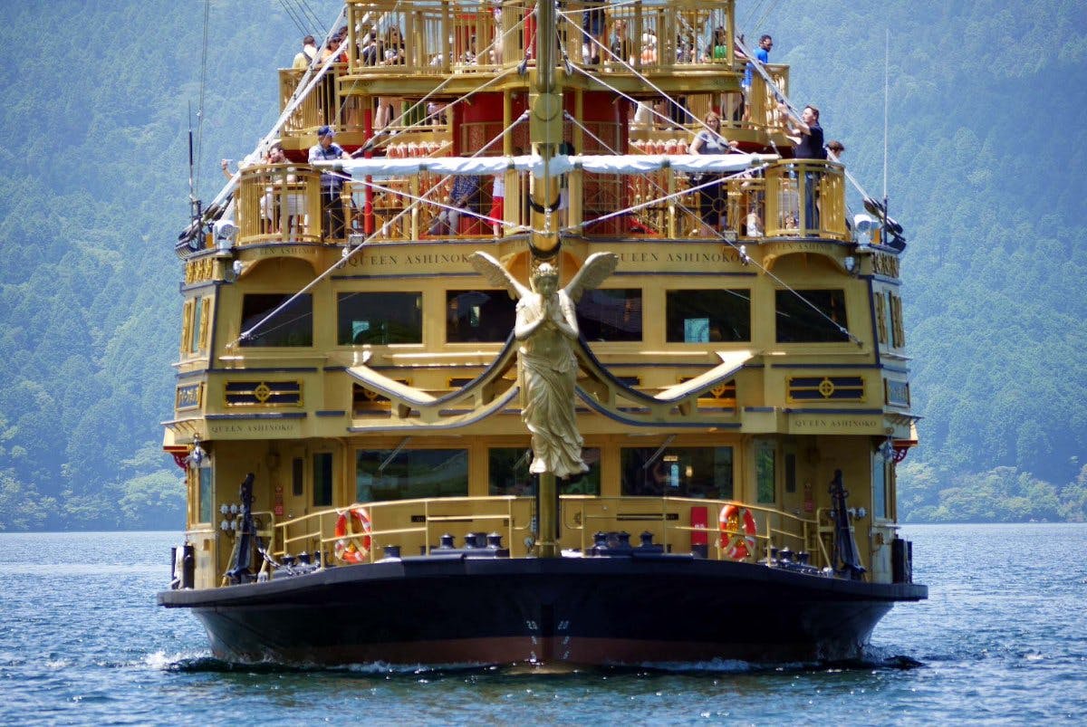 箱根海賊船で箱根芦ノ湖を優雅にクルージング！その魅力と楽しみ方、必ず見たい絶景スポットを教えます