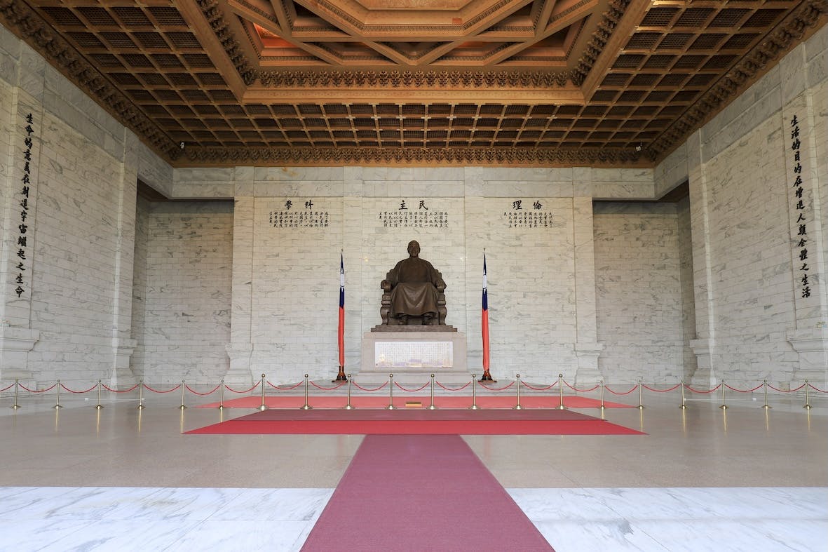中正紀念堂本堂内の蔣介石ブロンズ像