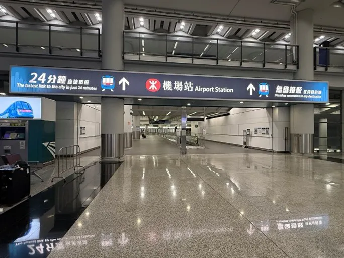 香港国際空港のエアポートエクスプレスの案内板