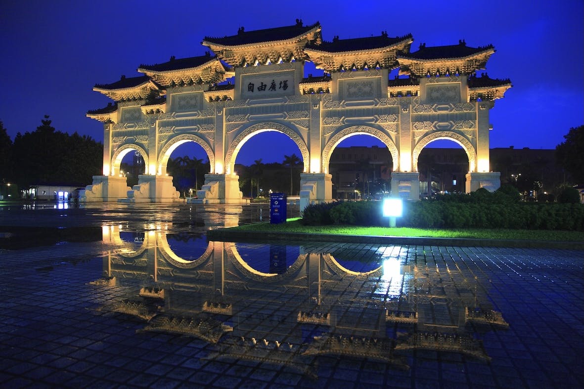 雨の日こそ撮影のチャンス。中正紀念堂の牌楼と水たまりに映る逆さの門（リフレクション写真）