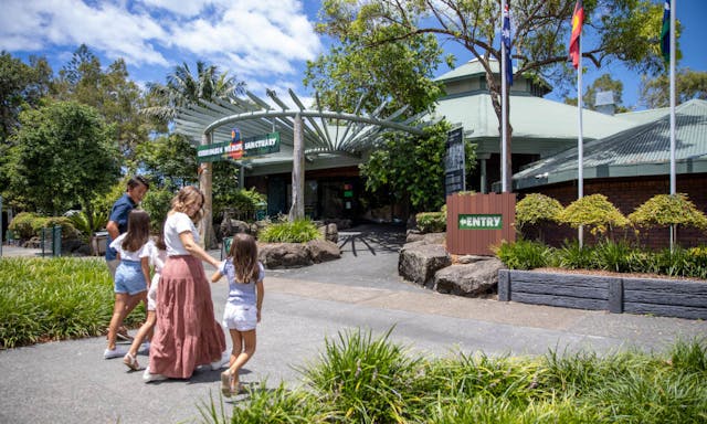 <ゴールドコースト・動物園>カランビンワイルドライフサンクチュアリー ファミリー入場券 + 食事セットの写真が表示されています