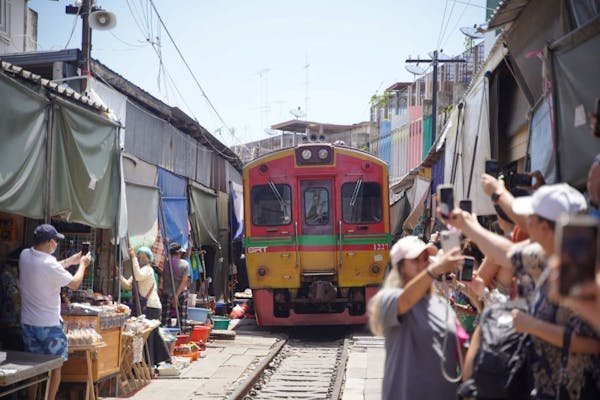 メークロン鉄道市場の写真が表示されています