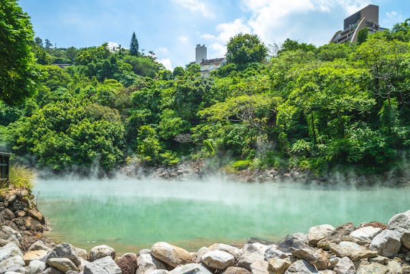地熱谷の写真が表示されています