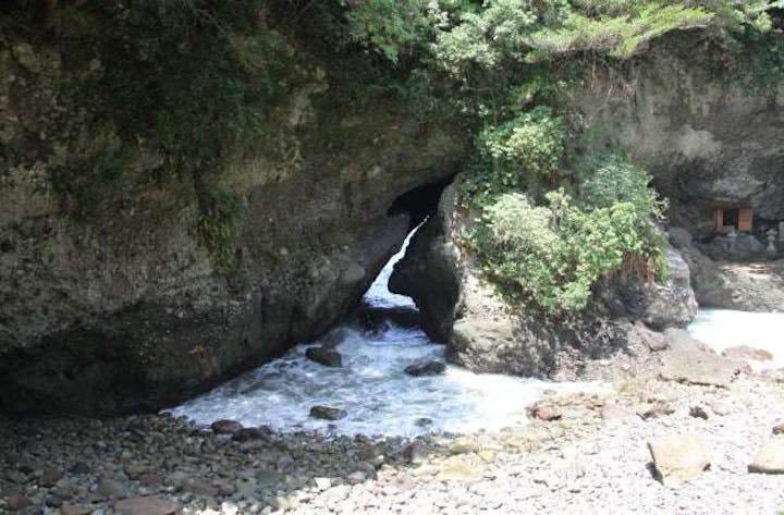 長崎鼻の海蝕洞穴