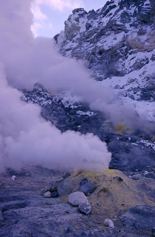 硫黄山麓の噴煙
