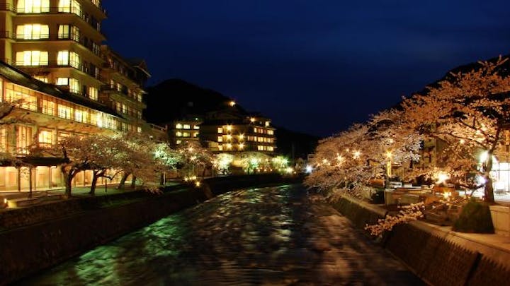 あつみ温泉温海川河畔桜並木